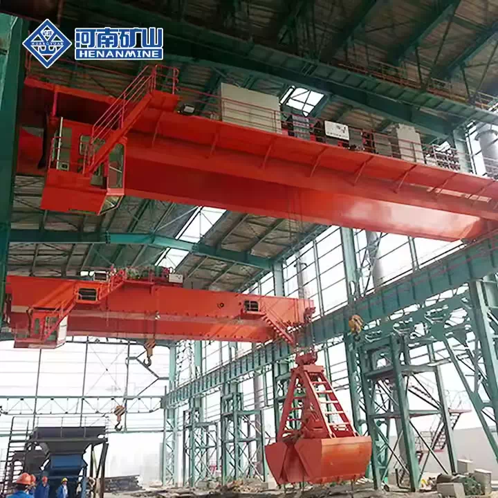 High-capacity grab bucket and magnet crane for ports and warehouses